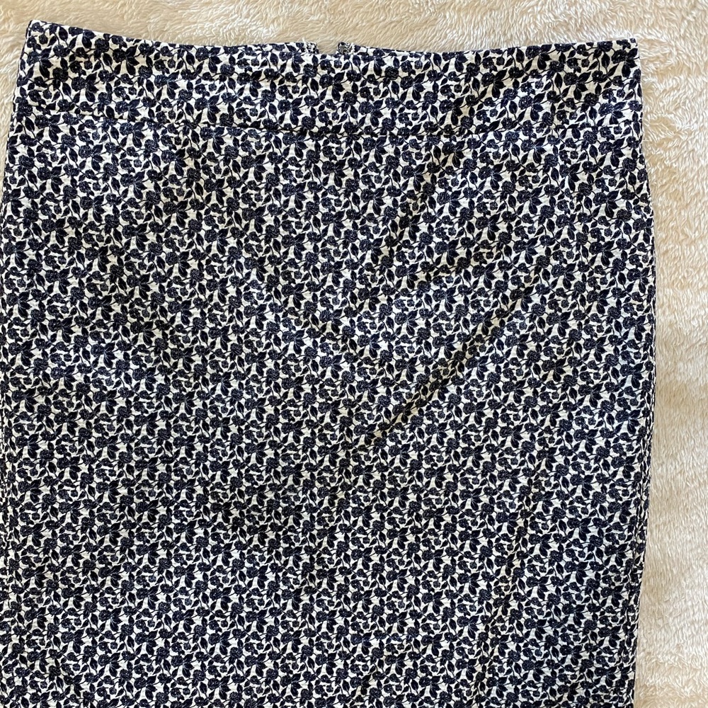 Ann Taylor Women’s Navy Pattern Skirt size 6